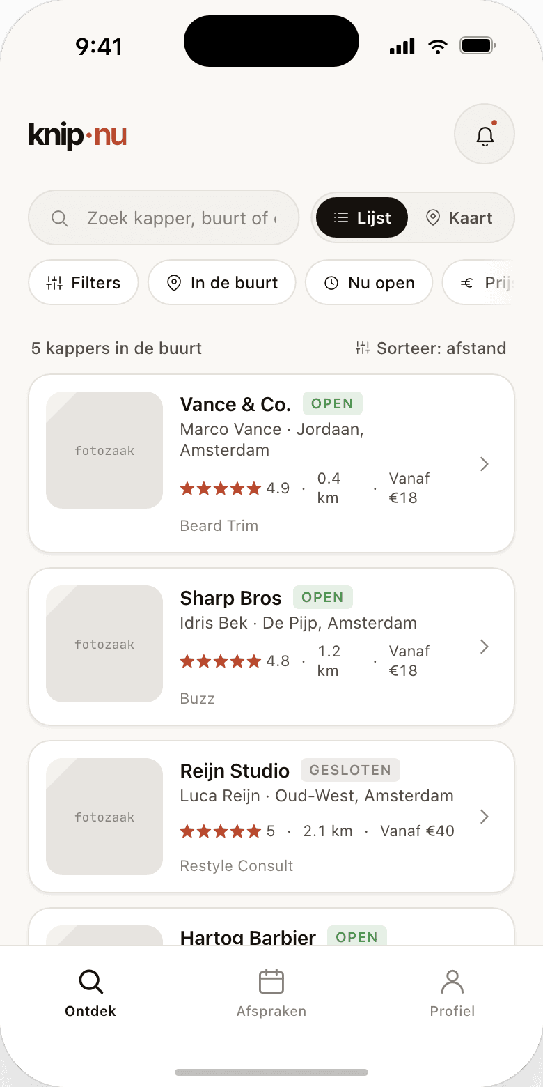 De KnipNu-app op een telefoon, met de barbiers in de buurt onder elkaar, elk met beoordeling, afstand en vanafprijs.